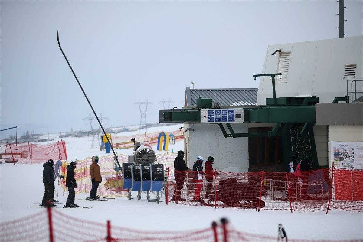 Palandöken'de kayak, koronavirüs tedbirlerine göre devam ediyor