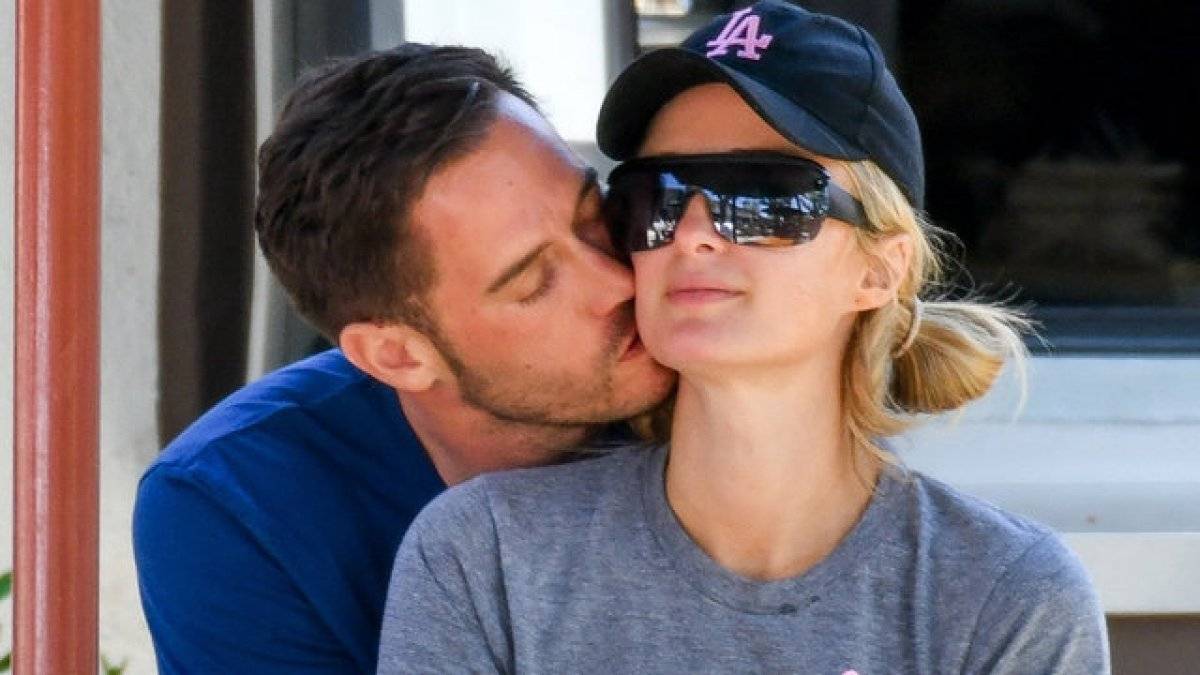 Paris Hilton, tüp bebek tedavisi görüyor