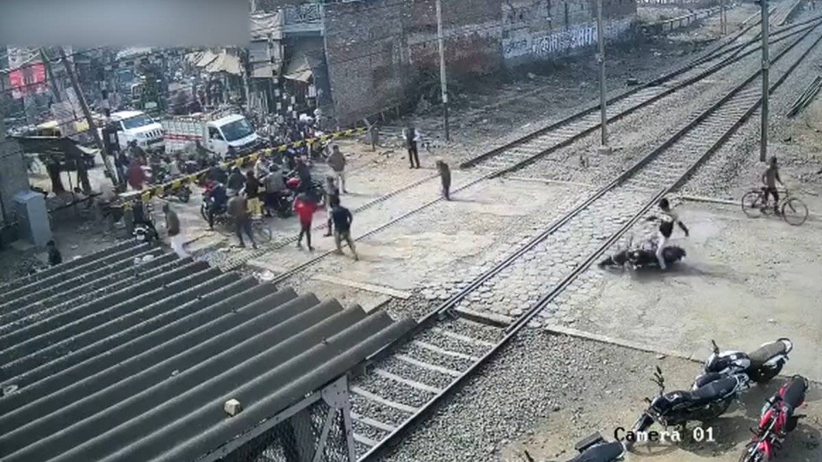 Hindistan'da motosiklete hızlı tren çarptı, sürücü son anda kurtuldu