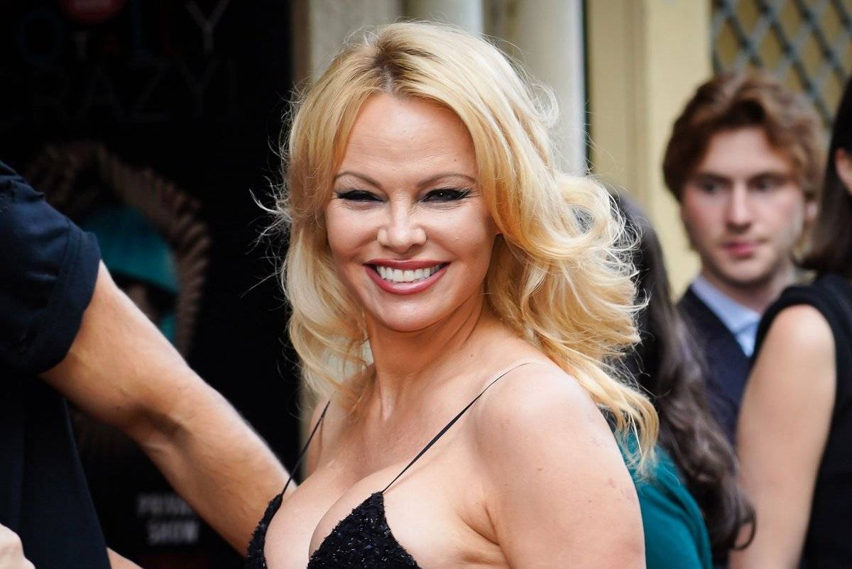 Pamela Anderson korumasıyla evlendi