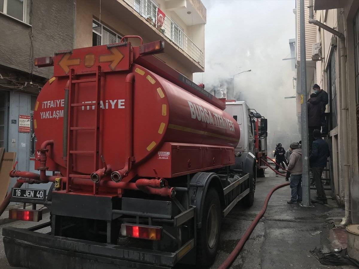 Bursa'da kağıt deposunda yangın çıktı
