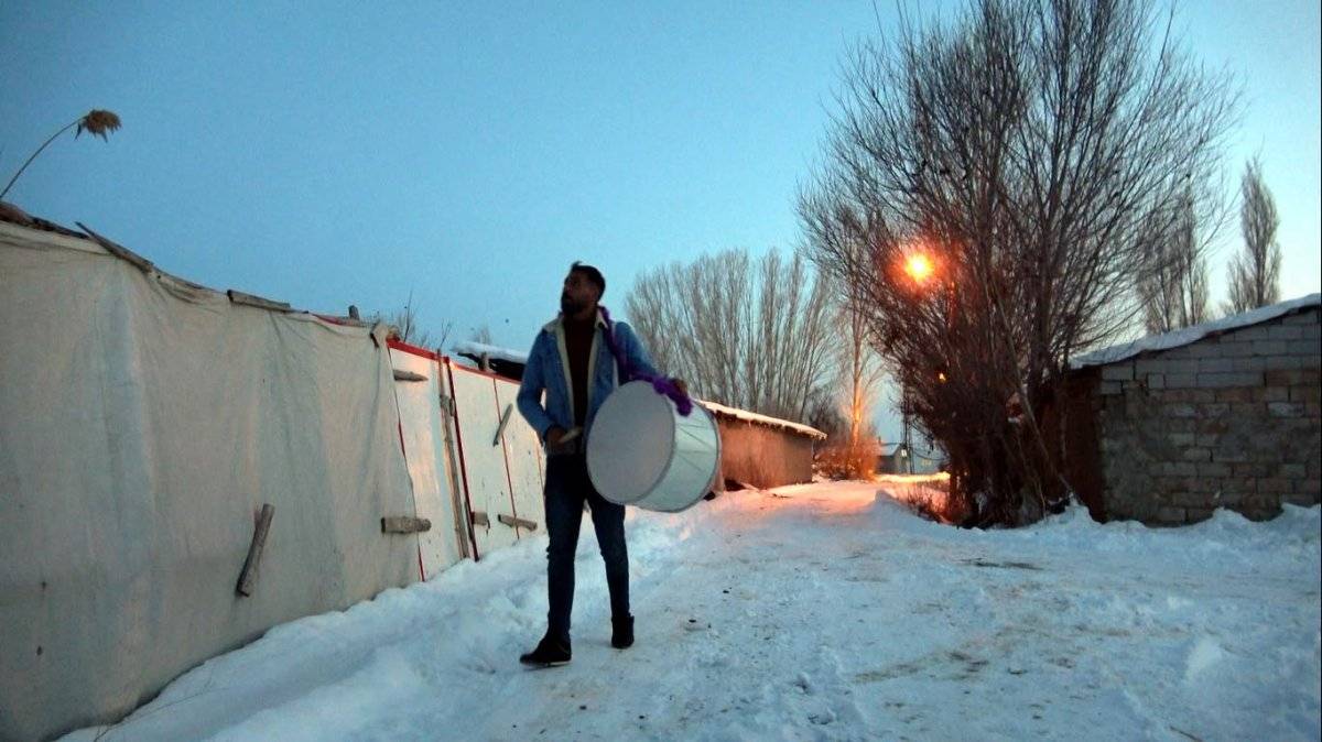 Van’da mahallelinin davullu tefli karga mücadelesi