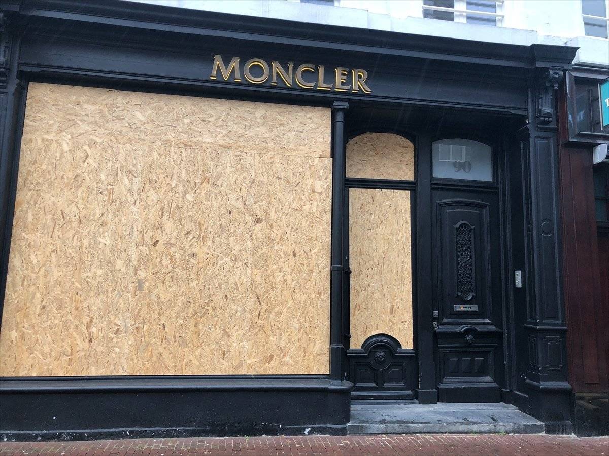 Amsterdam'da mağazalar yağmalamaya karşı beton bloklarla önlem alıyor