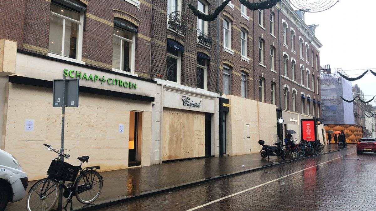 Amsterdam'da mağazalar yağmalamaya karşı beton bloklarla önlem alıyor