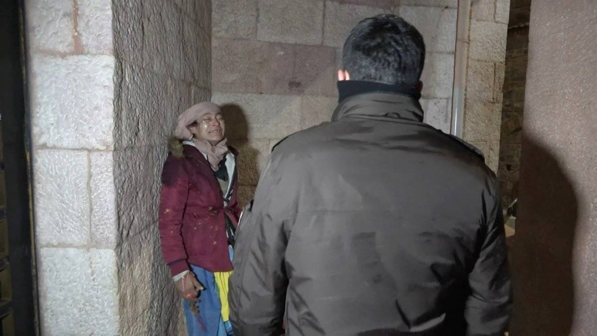 Bursa'da evsiz kadın, donmaktan kurtarıldı