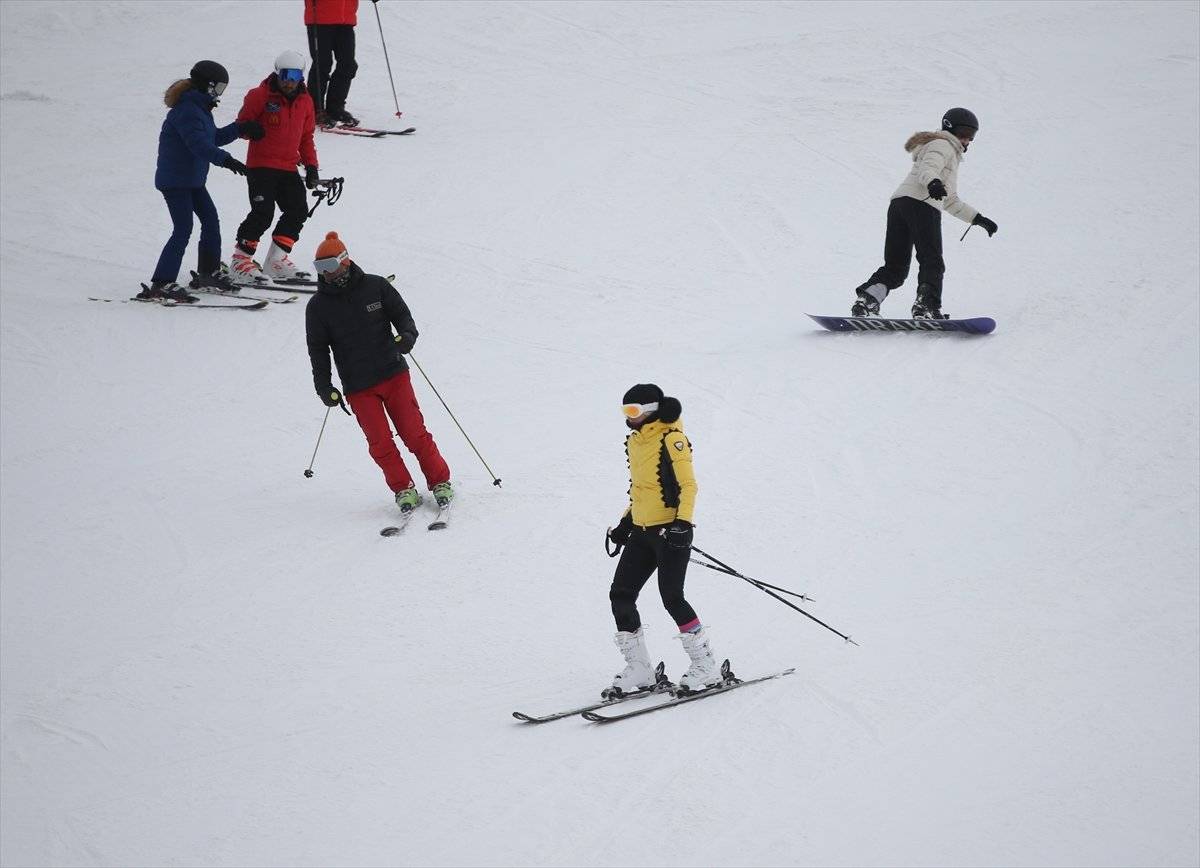 Palandöken'de kayak, koronavirüs tedbirlerine göre devam ediyor