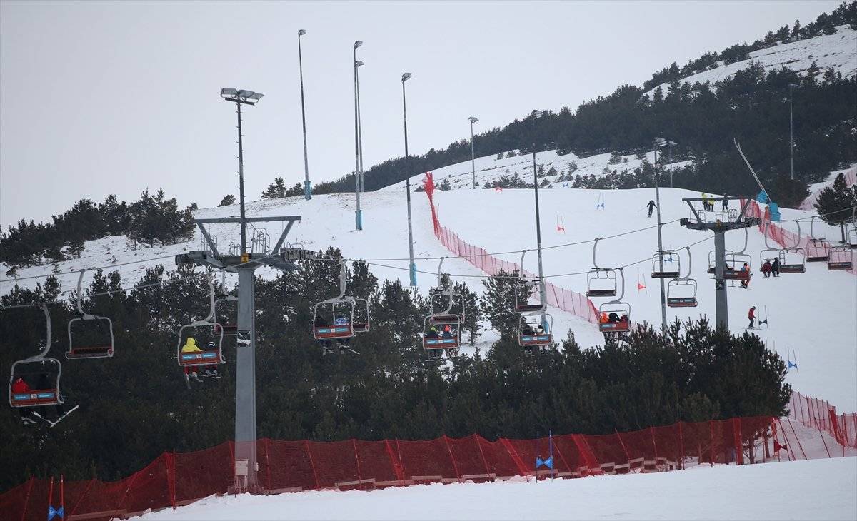 Palandöken'de kayak, koronavirüs tedbirlerine göre devam ediyor