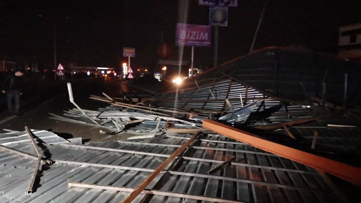Tokat'ta fırtına çatıları uçurdu