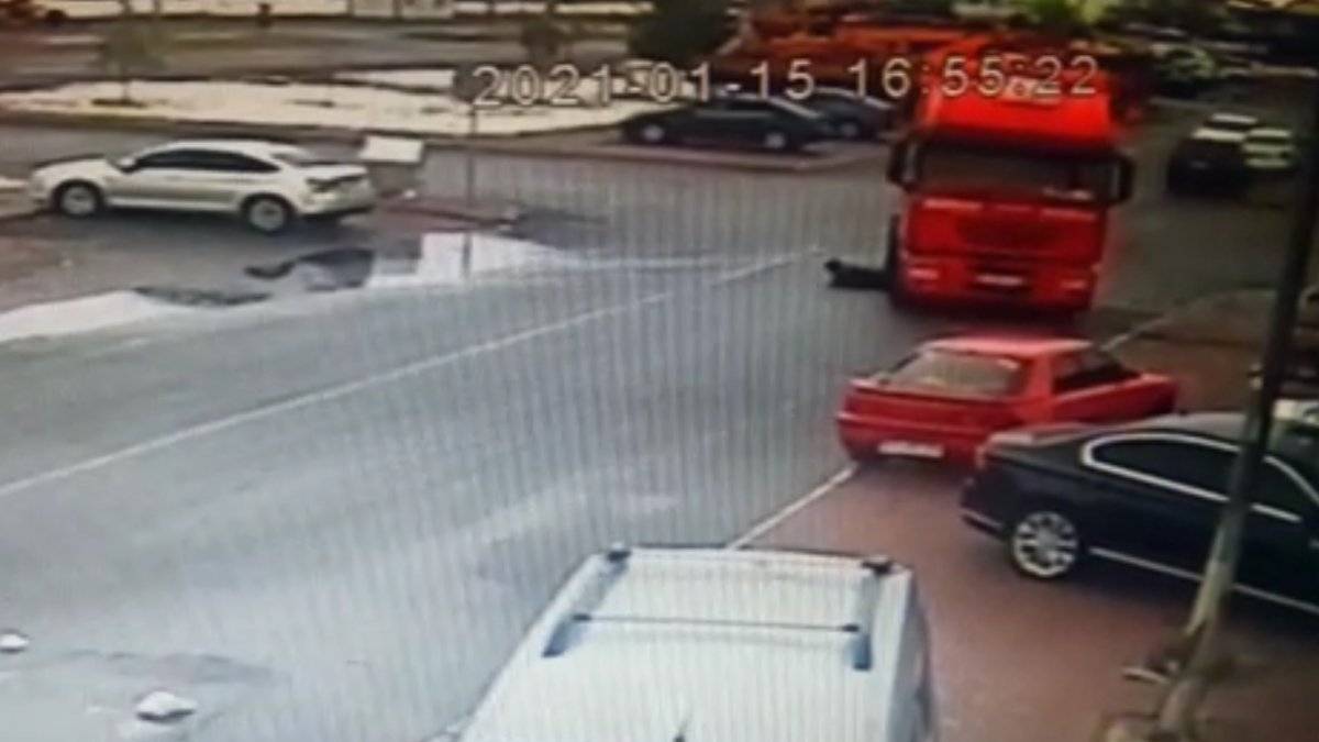 Kayseri'de yolun karşısına geçmek isterken tırın altında kaldı