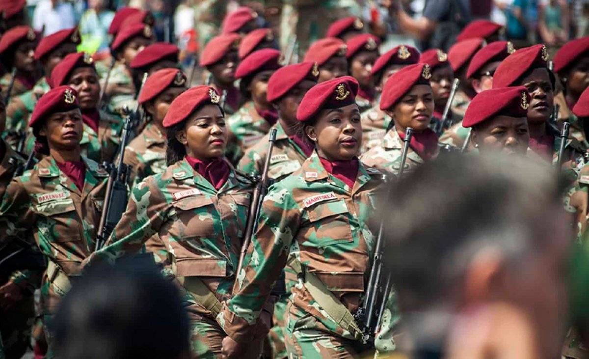 Güney Afrika'nın Müslüman kadın askerleri, başörtüsü takabilecek