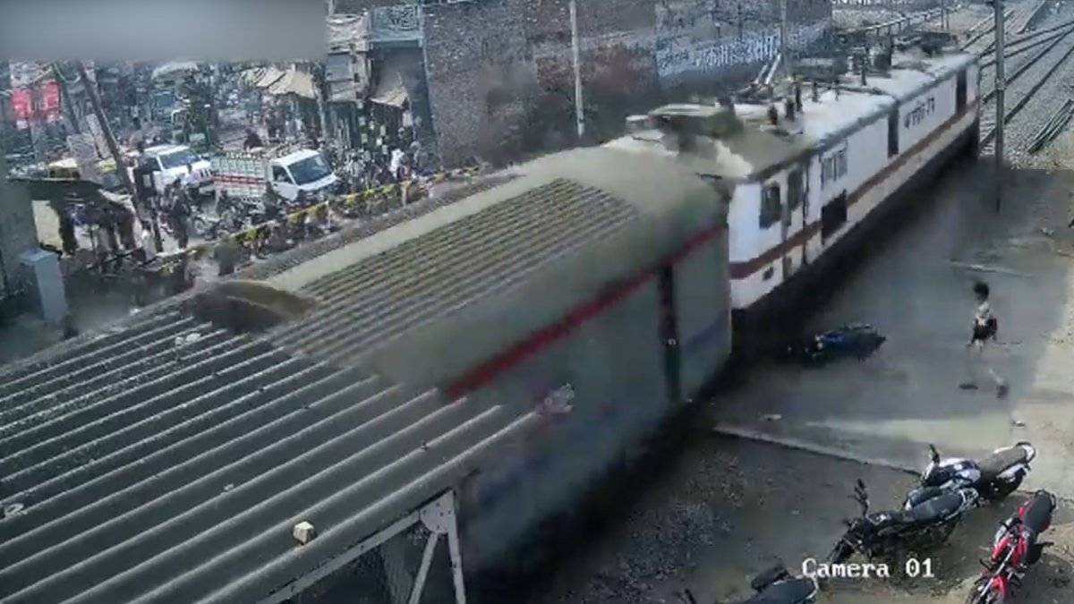 Hindistan'da motosiklete hızlı tren çarptı, sürücü son anda kurtuldu