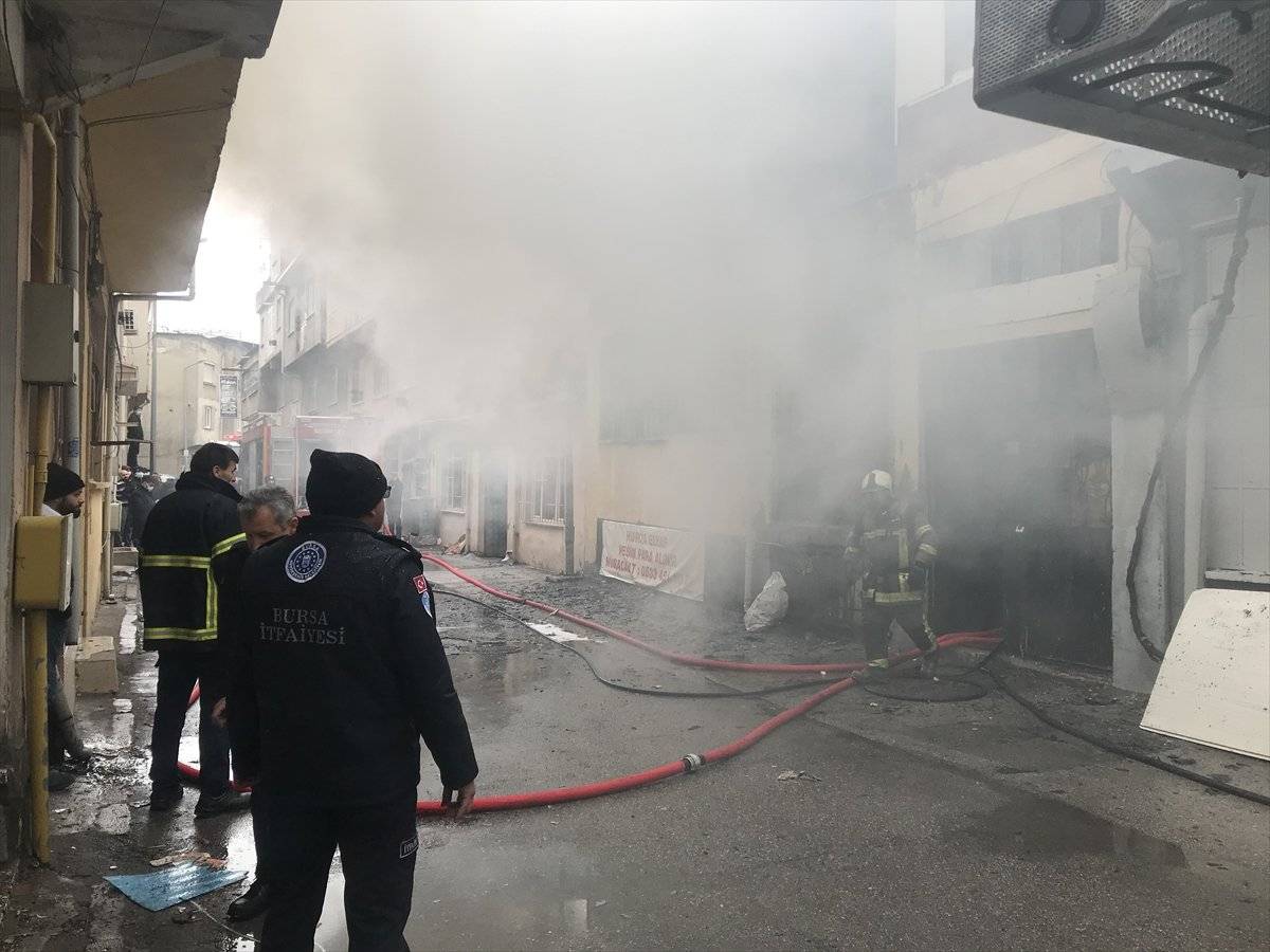 Bursa'da kağıt deposunda yangın çıktı