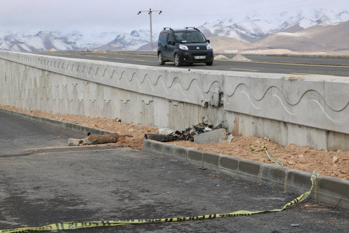 Niğde’de otomobil, istinat duvarına çarptı: 3 ölü