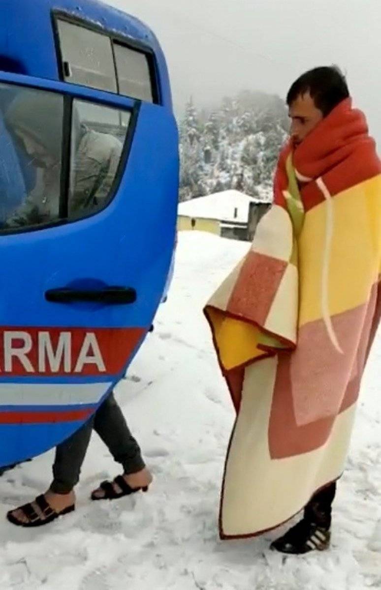 Osmaniye'de yoğun kar yağışında mahsur kalan vatandaşları AFAD kurtardı