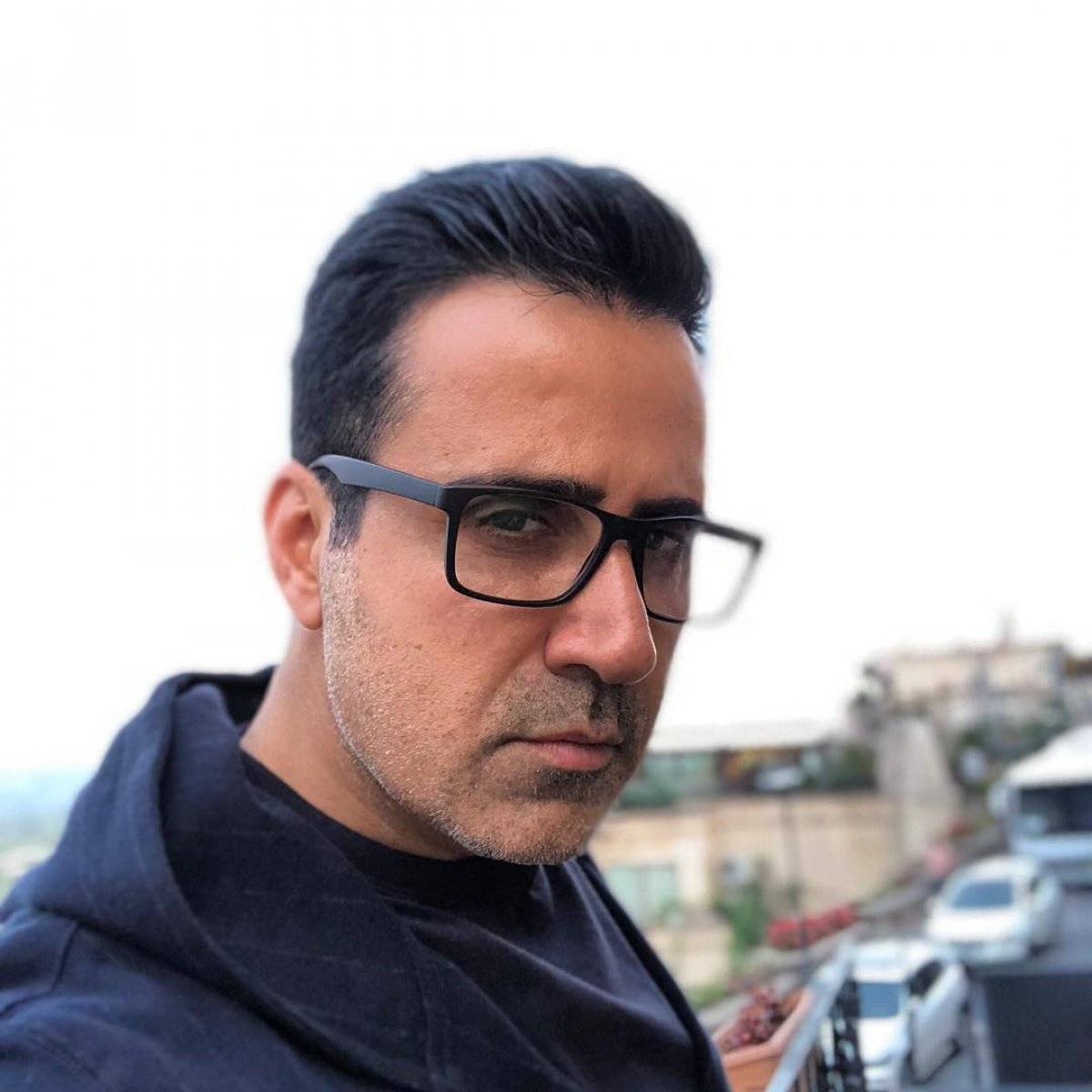 Emrah, programlara hologramını yollayacak