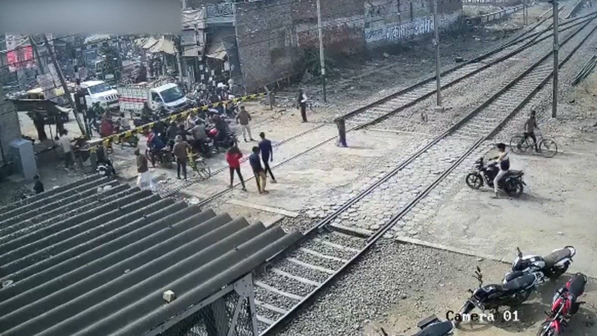 Hindistan'da motosiklete hızlı tren çarptı, sürücü son anda kurtuldu