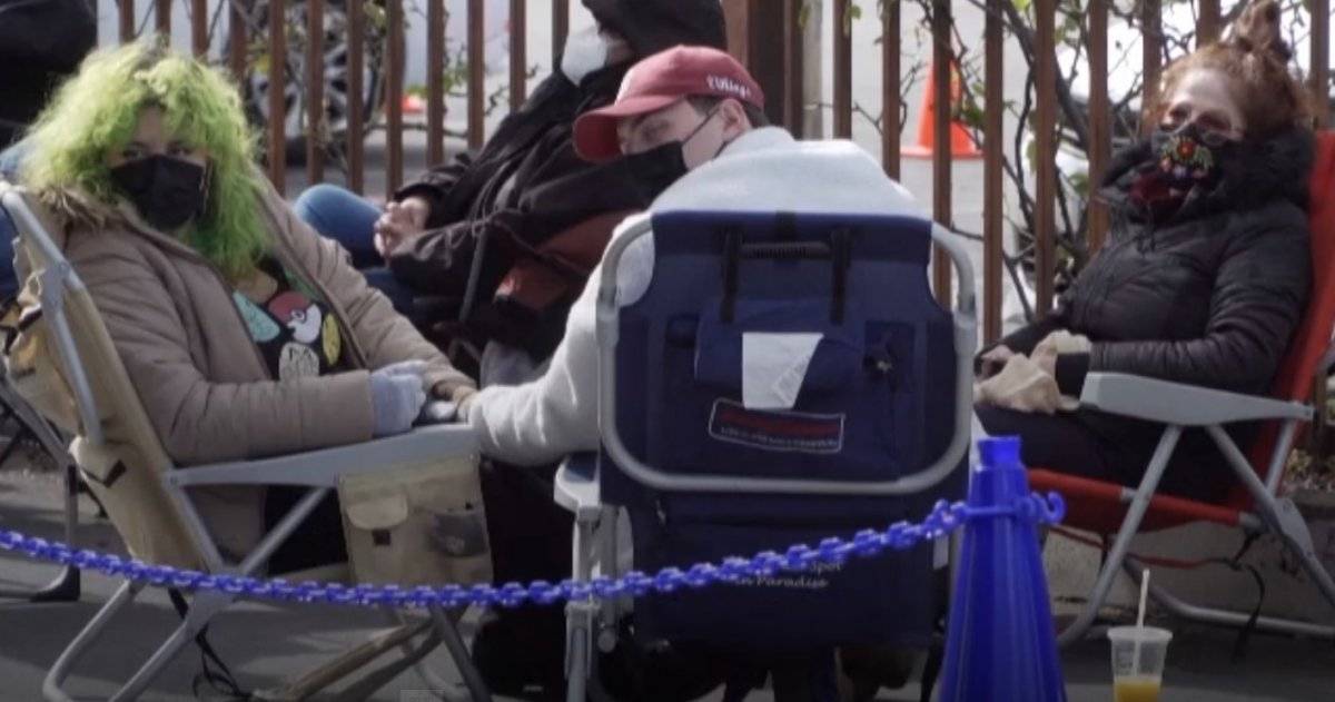 ABD'de çöpe atılacak koronavirüs aşıları için geceden sıraya giriyorlar