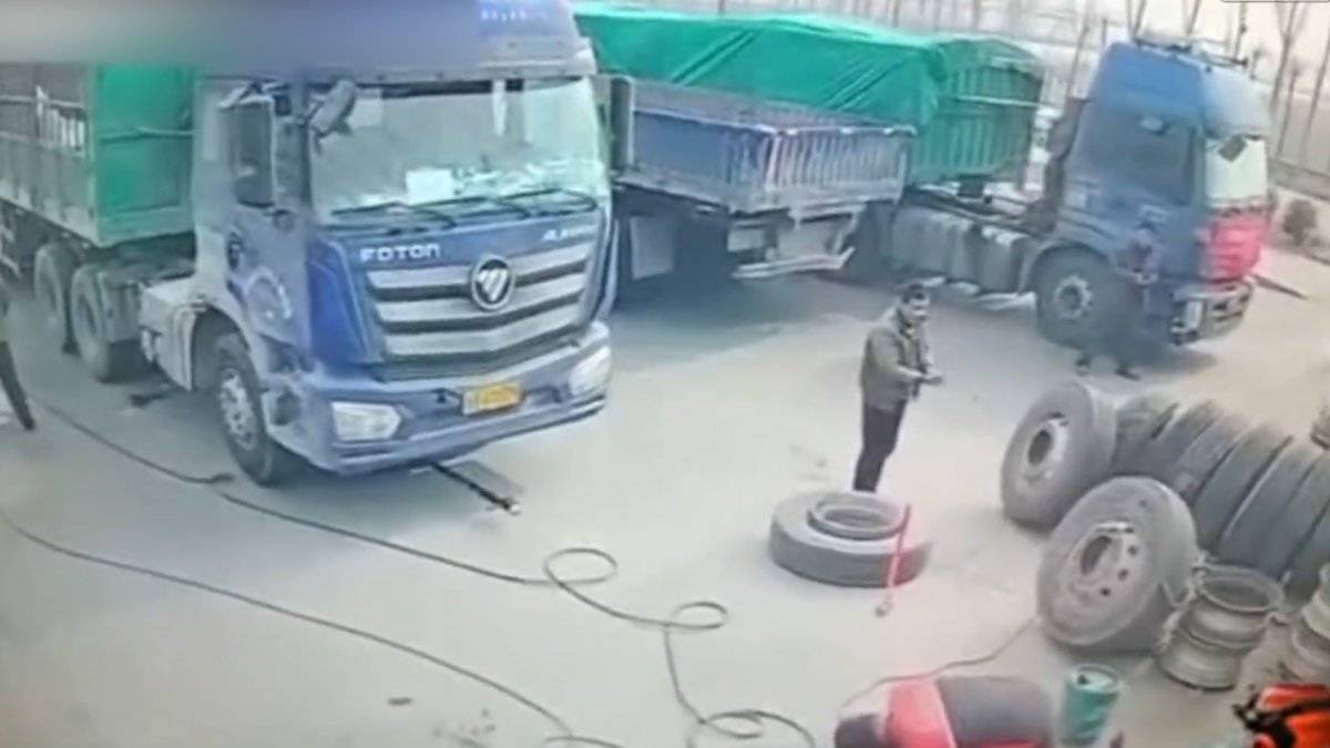 Çin'de hava basılan lastiğin patlama anı