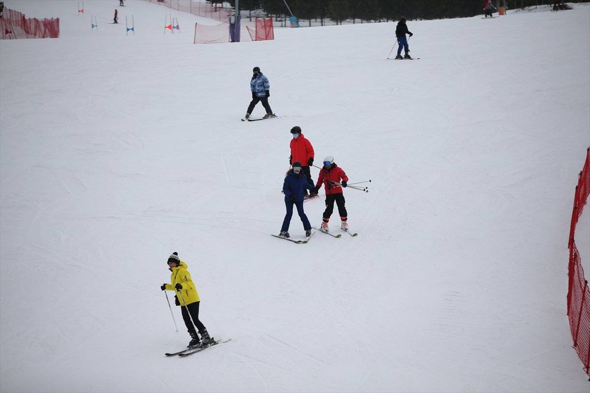 Palandöken'de kayak, koronavirüs tedbirlerine göre devam ediyor