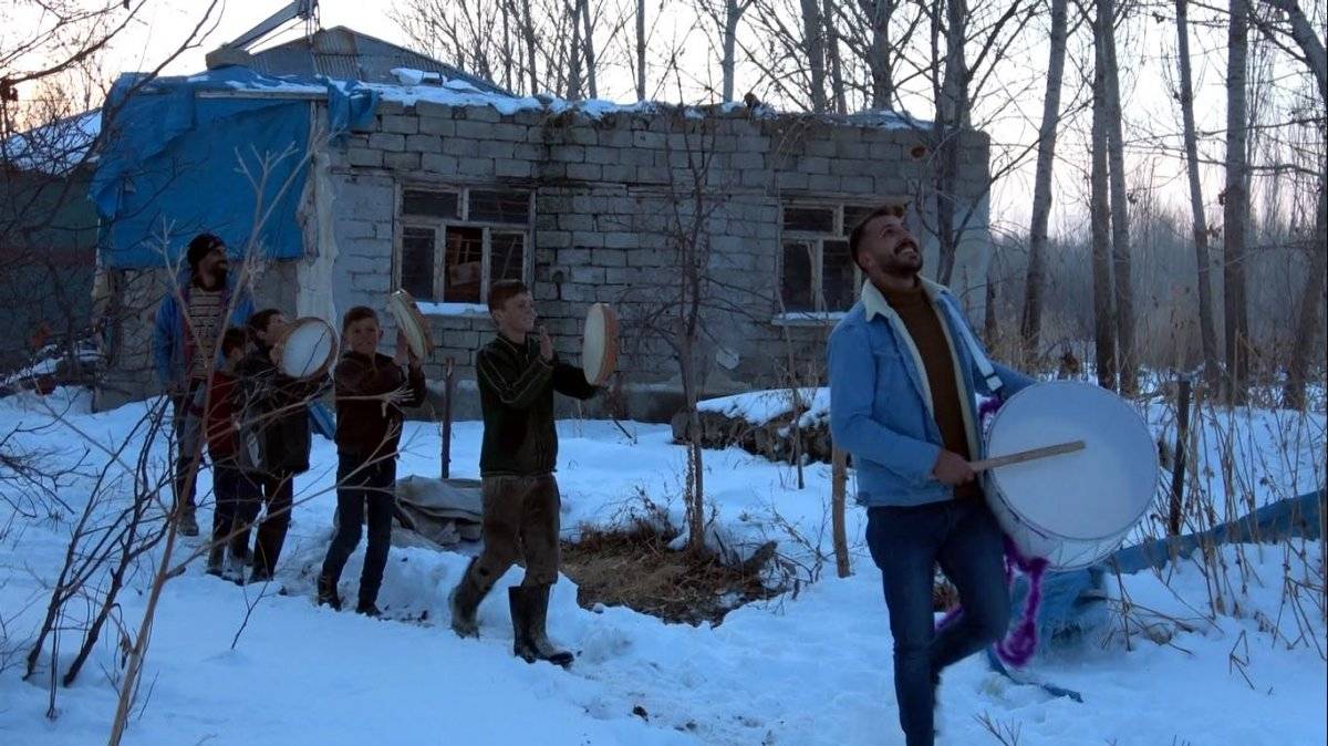 Van’da mahallelinin davullu tefli karga mücadelesi