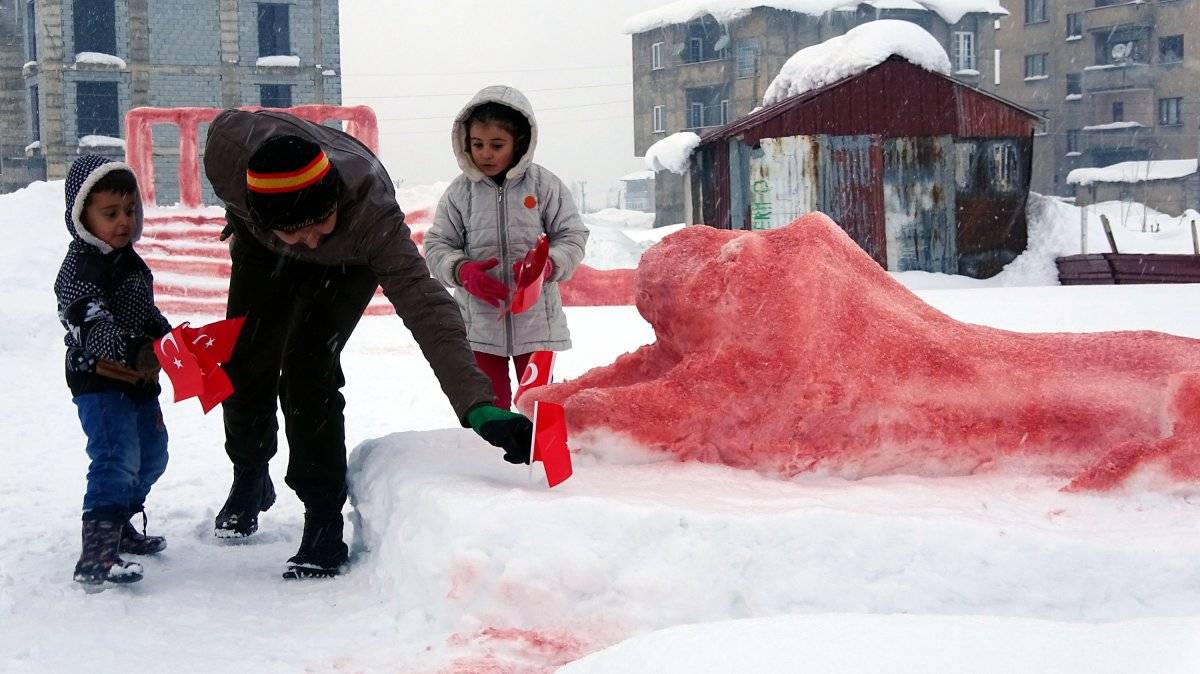 Yüksekova’da Atatürk’ü seven kızı için kardan Anıtkabir yaptı