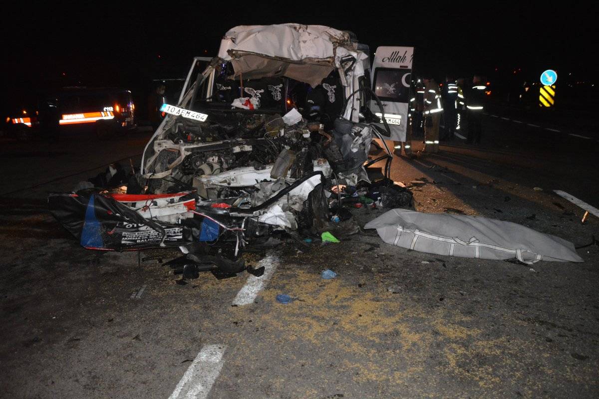 Balıkesir'de işçi minibüsü tıra çarptı: 3 ölü 9 yaralı