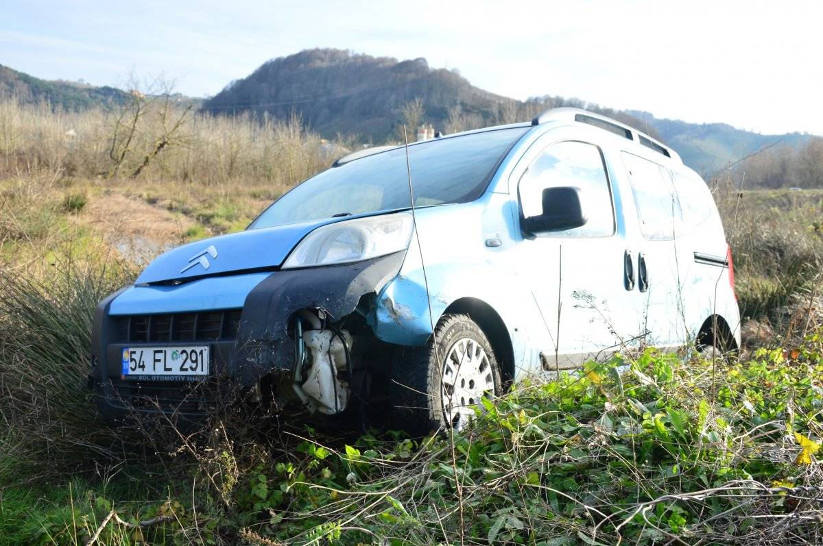 Sakarya'da kontrolden çıkan araç tarlaya uçtu