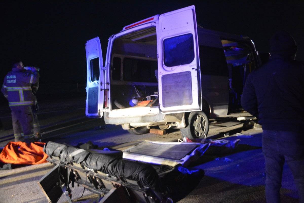 Balıkesir'de işçi minibüsü tıra çarptı: 3 ölü 9 yaralı