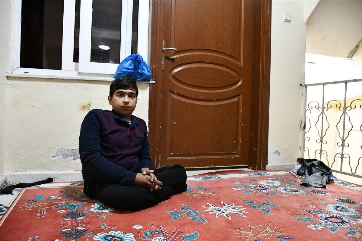 Adana'da, tekerlekli sandalyesi çalınan engelli gence yenisi hediye edildi