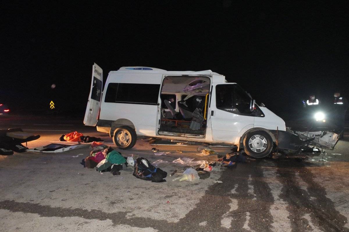 Balıkesir'de işçi minibüsü tıra çarptı: 3 ölü 9 yaralı