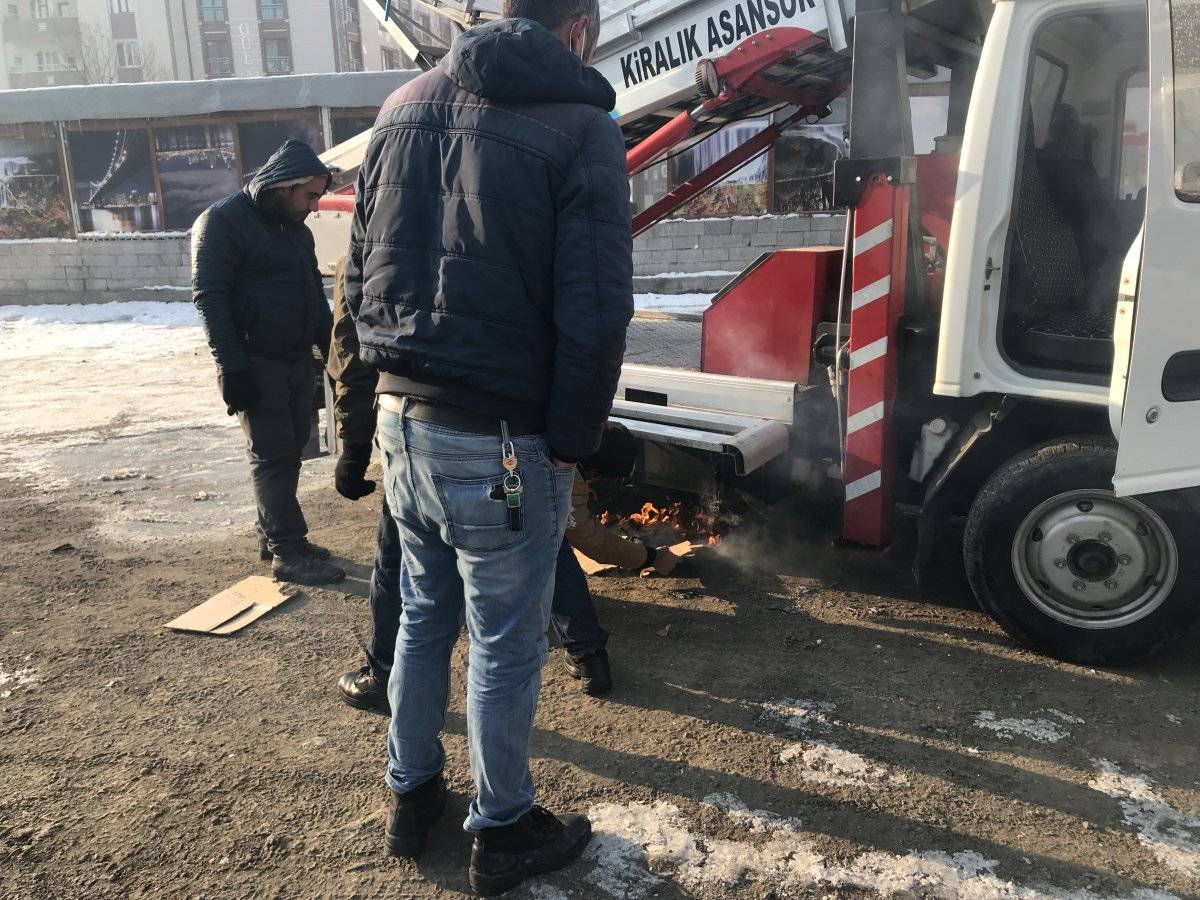 Iğdır'da sürücüler, soğuktan donan araçlarını ısıttı