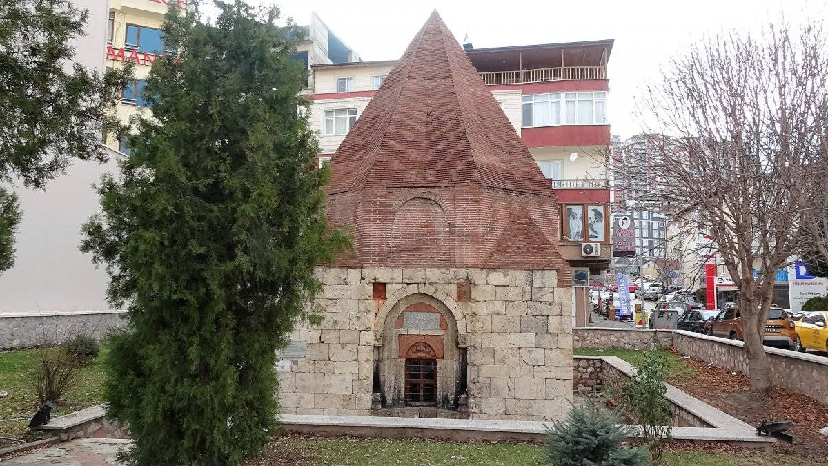 Tokat’ta emirin mezarını evliya türbesi sanıp dua ediyorlar