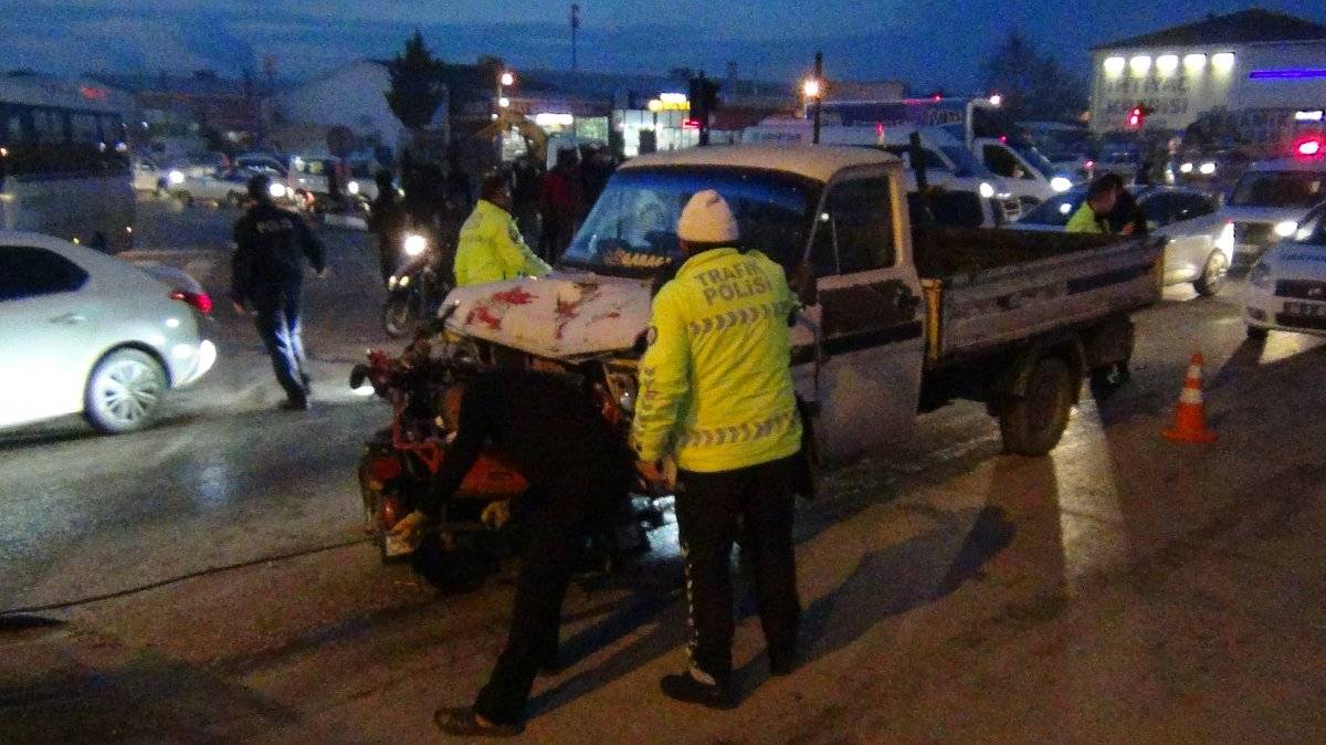 Bursa'da kamyonet ile engelli aracı çarpıştı