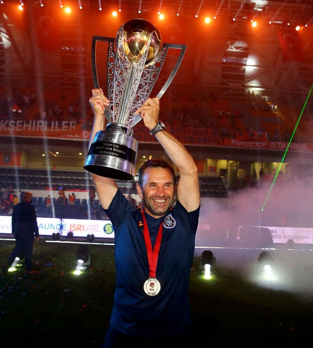 Başakşehir Okan Buruk ile yollarını ayırdı