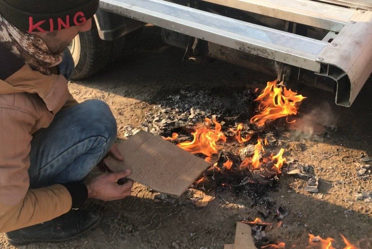 Iğdır'da sürücüler, soğuktan donan araçlarını ısıttı