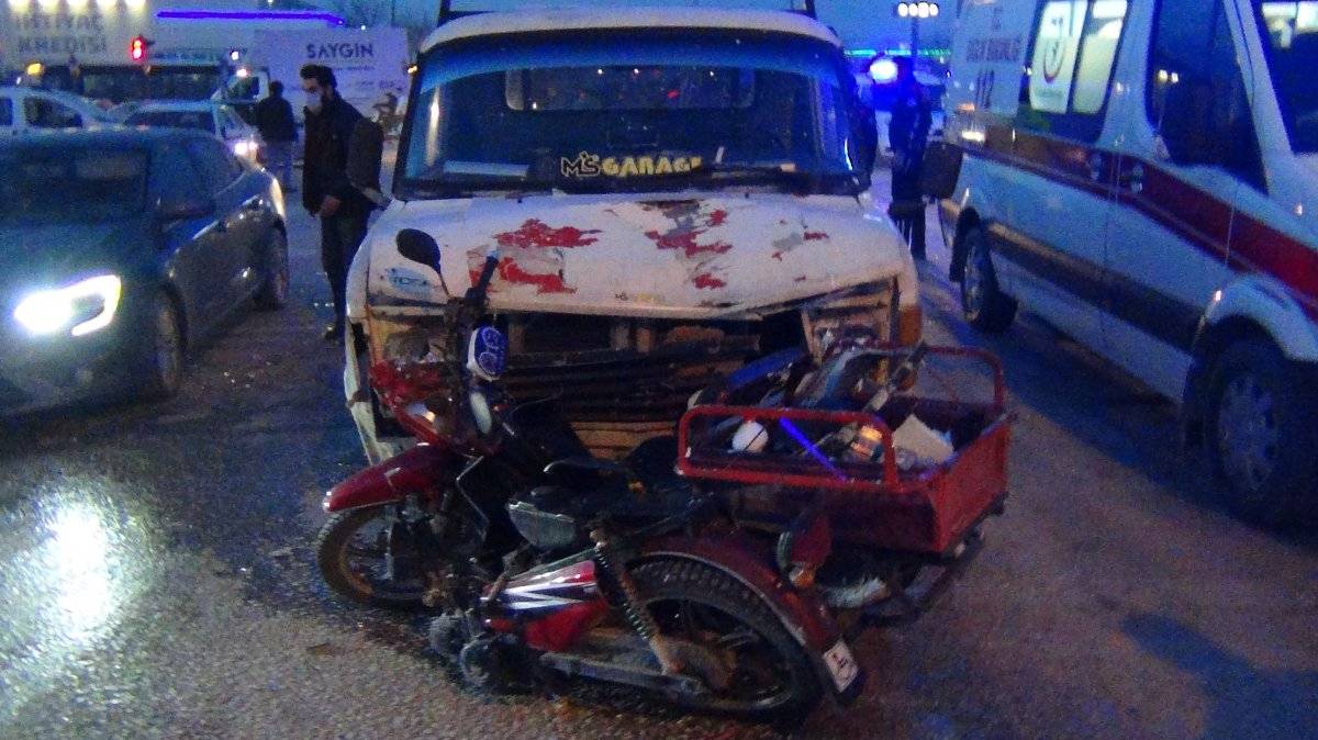 Bursa'da kamyonet ile engelli aracı çarpıştı