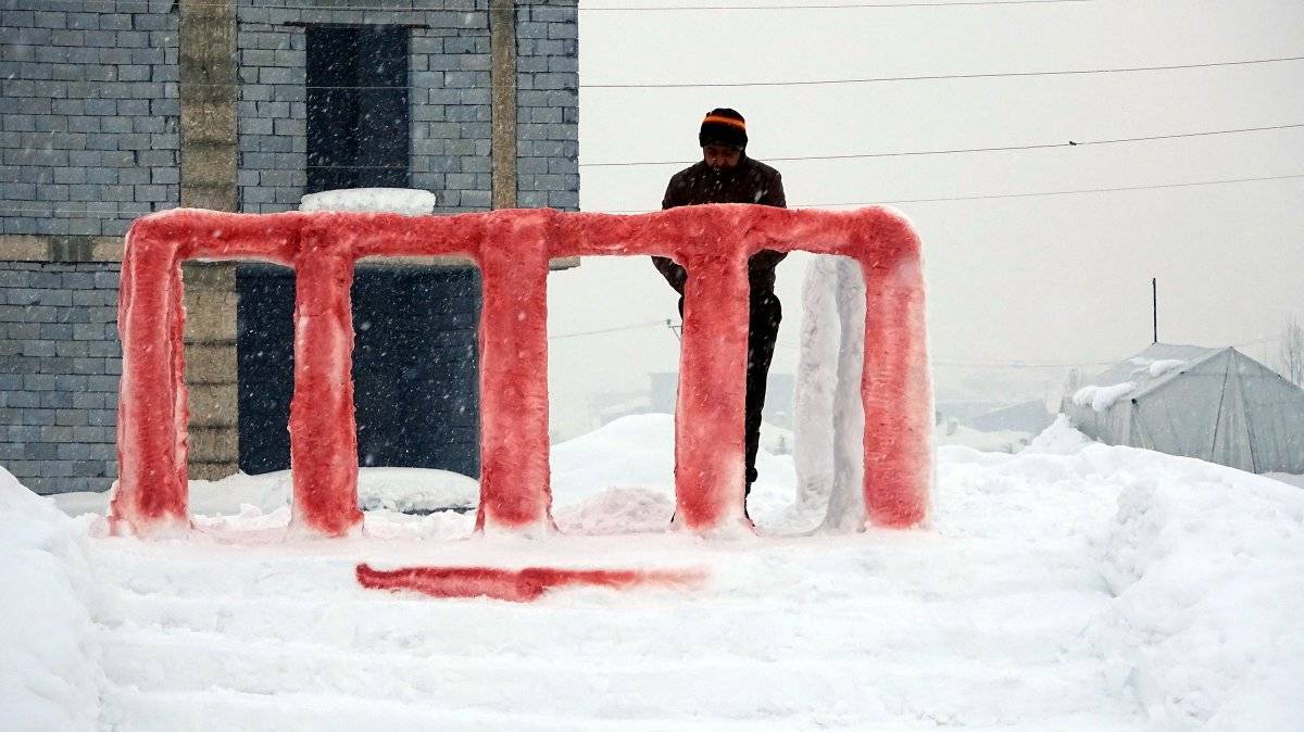 Yüksekova’da Atatürk’ü seven kızı için kardan Anıtkabir yaptı