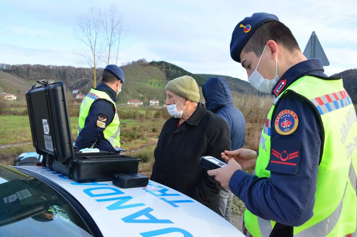 Sakarya'da kontrolden çıkan araç tarlaya uçtu
