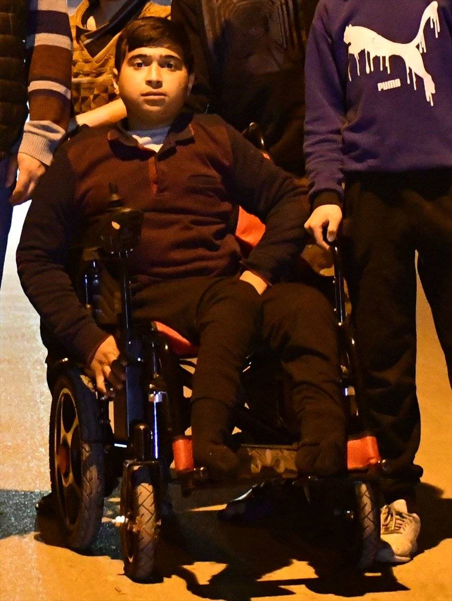 Adana'da, tekerlekli sandalyesi çalınan engelli gence yenisi hediye edildi