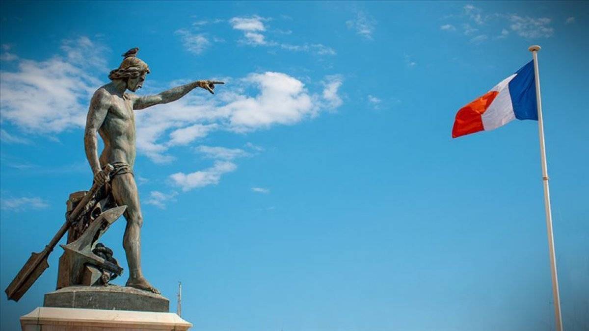 Fransa, yeni tasarıyla Müslümanların İslam'ı yaşamasını zorlaştırıyor