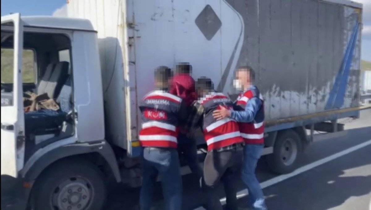 İstanbul’da tırın içerisinde 10 bin litre sahte içki ele geçirildi