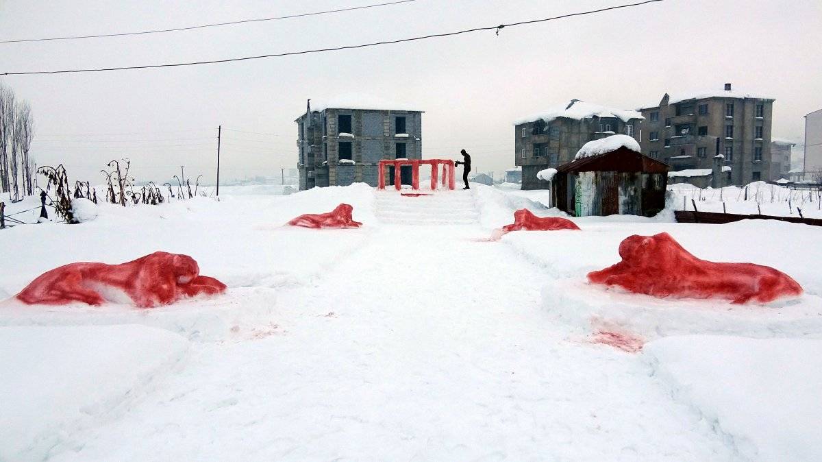 Yüksekova’da Atatürk’ü seven kızı için kardan Anıtkabir yaptı