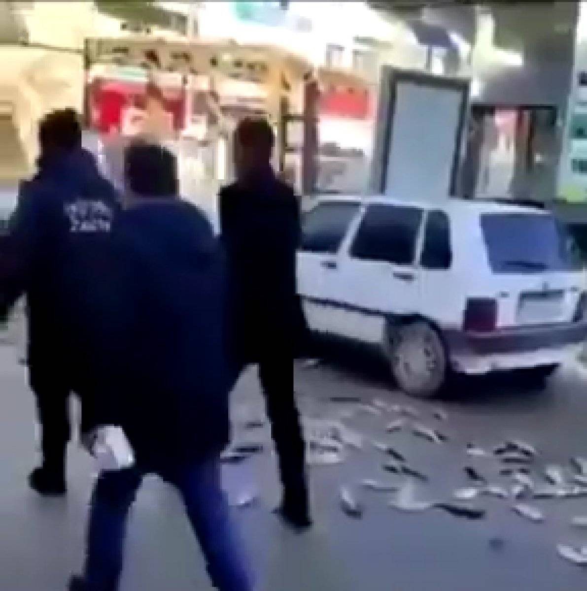 Van’da zabıta seyyar satıcının balıklarını yere döktü