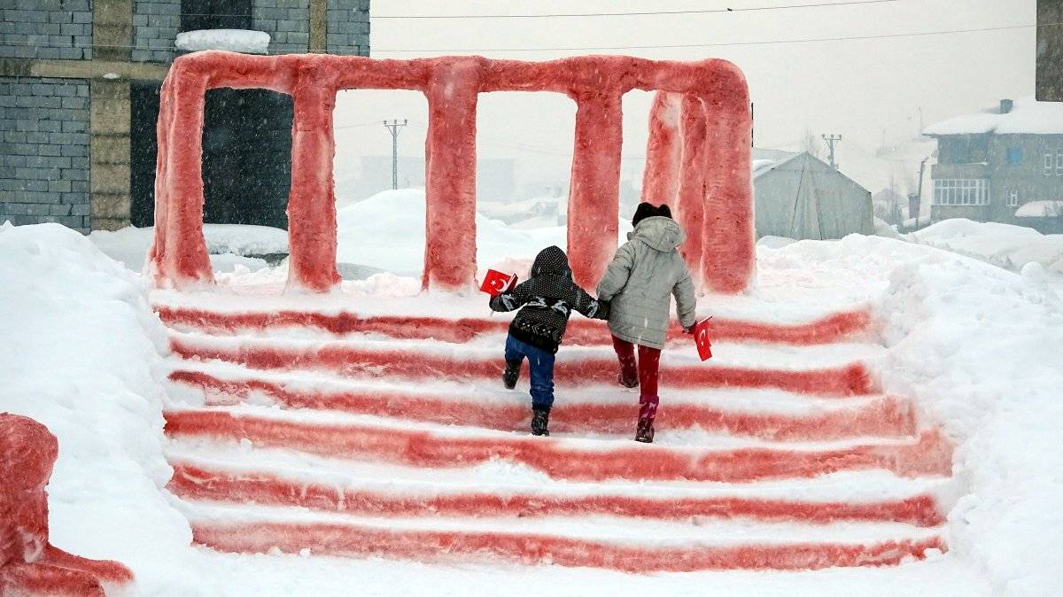 Yüksekova’da Atatürk’ü seven kızı için kardan Anıtkabir yaptı