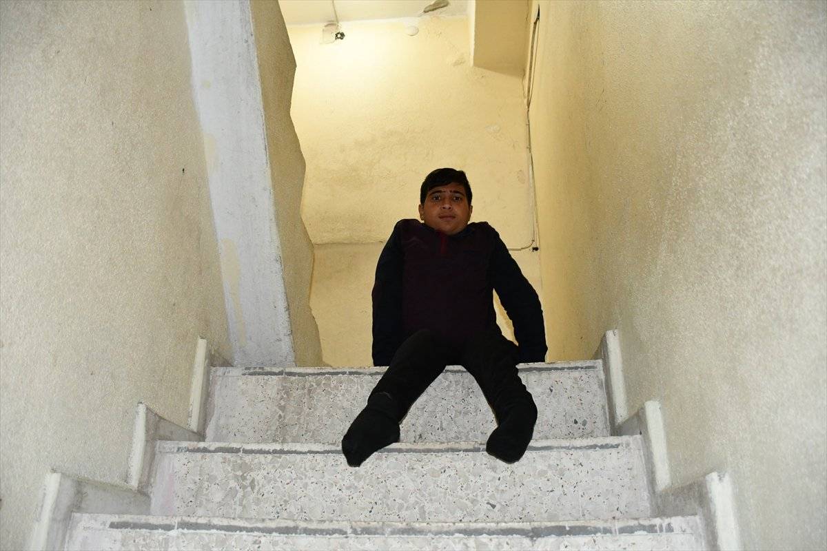 Adana'da, tekerlekli sandalyesi çalınan engelli gence yenisi hediye edildi