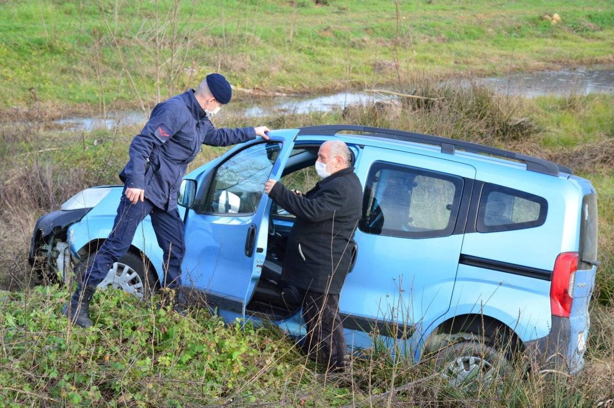 Sakarya'da kontrolden çıkan araç tarlaya uçtu