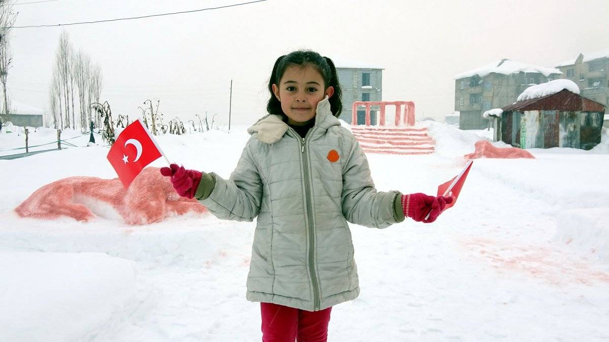 Yüksekova’da Atatürk’ü seven kızı için kardan Anıtkabir yaptı