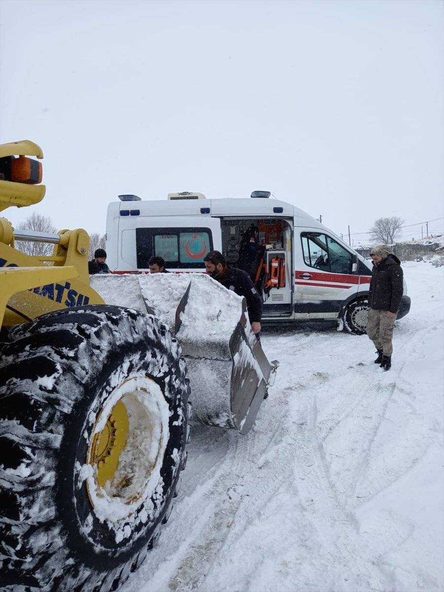 Kars'ta hastayı iş makinasının kepçesinde taşıdılar