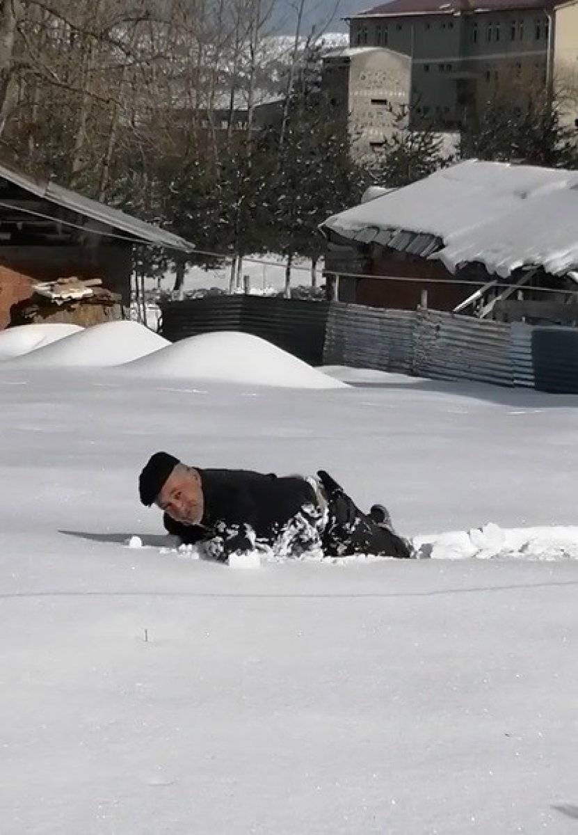 Tokat'ta yaşlı adam karda süründü, yuvarlanarak eğlendi
