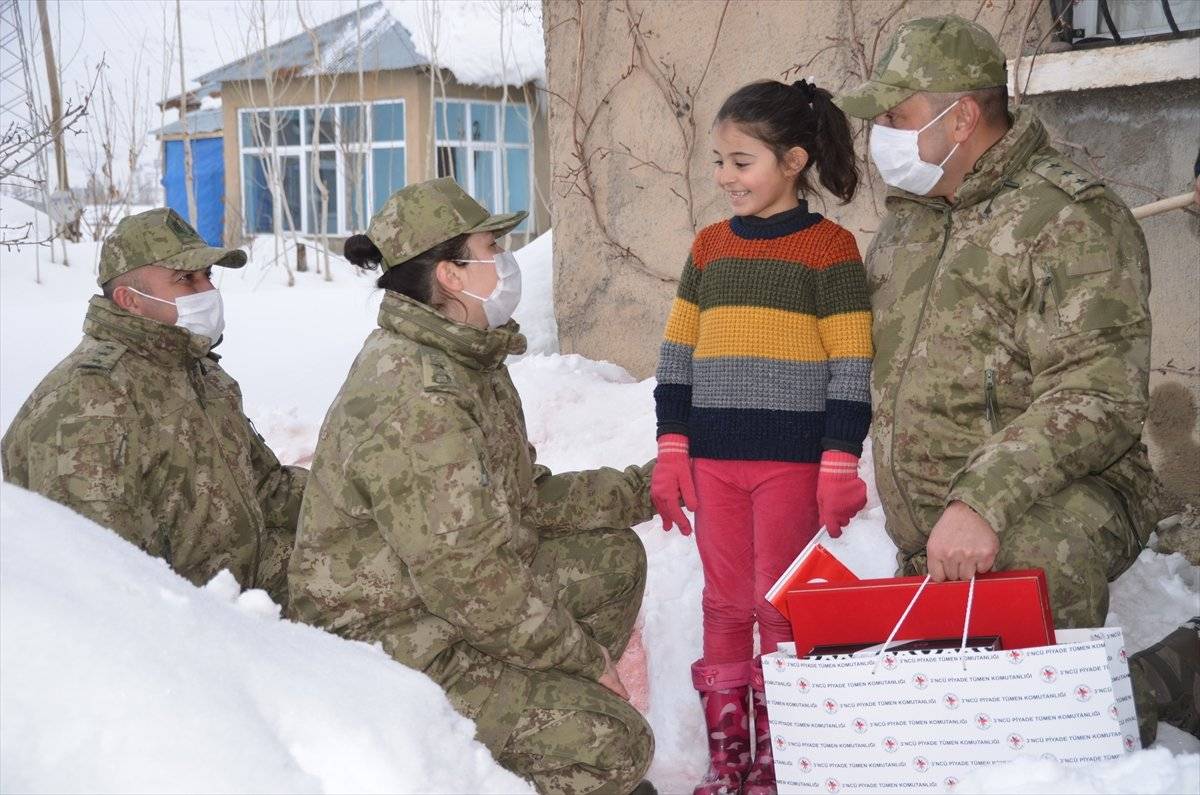 Hulusi Akar, kardan Anıtkabir yapan Hakkarili aileyi Ankara'ya davet etti